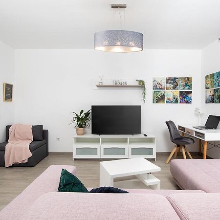 Stylish City Stay With Balcony & Free Parking Pula Luaran gambar