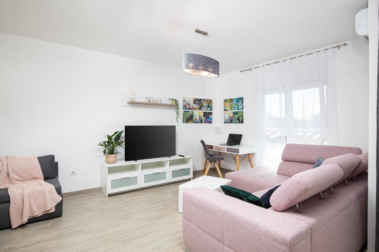 Stylish City Stay With Balcony & Free Parking Pula Luaran gambar