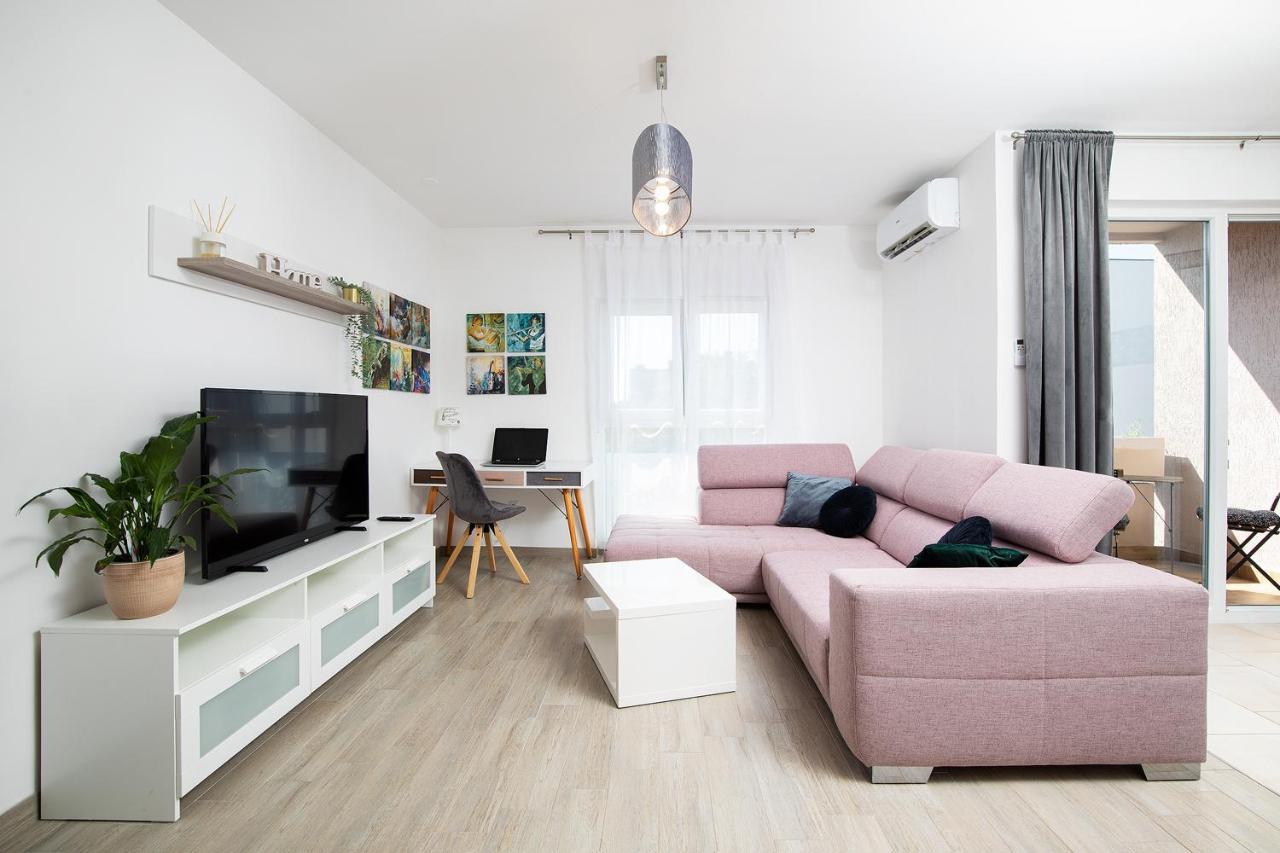 Stylish City Stay With Balcony & Free Parking Pula Luaran gambar