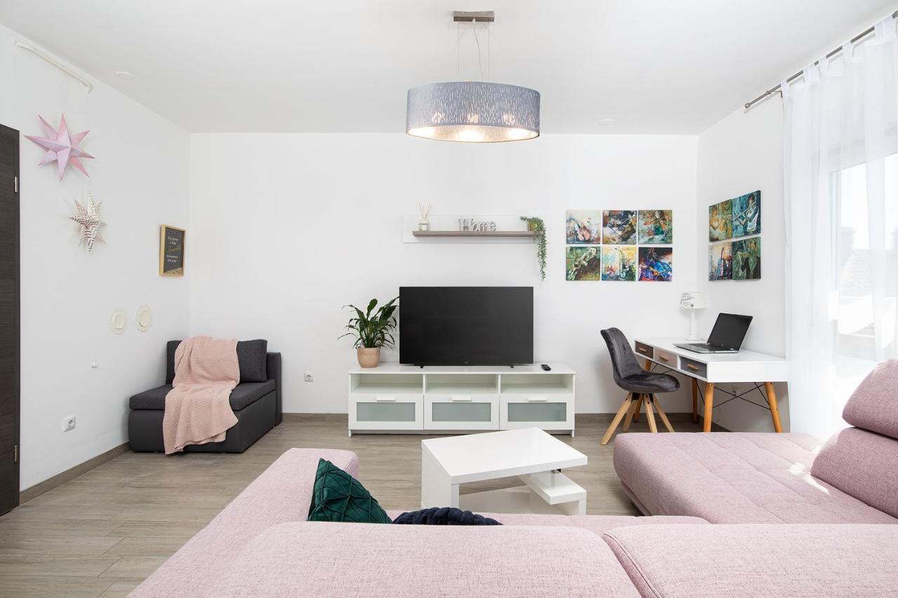 Stylish City Stay With Balcony & Free Parking Pula Luaran gambar