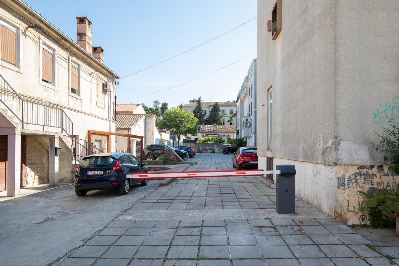Stylish City Stay With Balcony & Free Parking Pula Luaran gambar