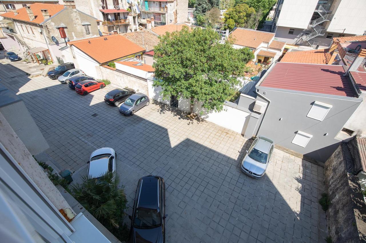 Stylish City Stay With Balcony & Free Parking Pula Luaran gambar